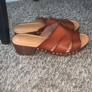 Real pretty Ladies shoes.